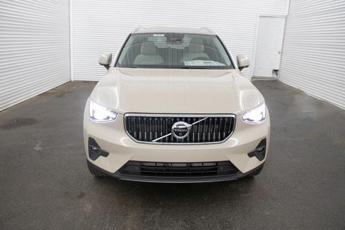 2025 Volvo XC40 B5 Ultra Bright Theme