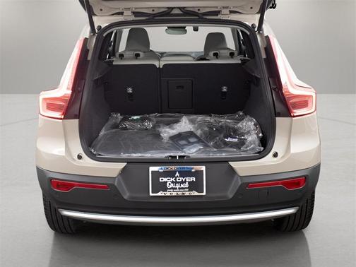 2025 Volvo XC40 B5 Ultra Bright Theme