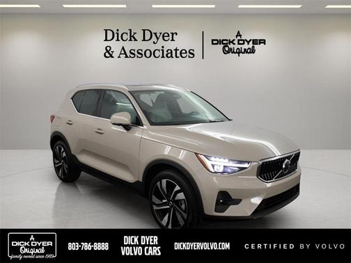 2025 Volvo XC40 B5 Ultra Bright Theme