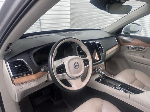2022 Volvo XC90 T6 Momentum 6 Passenger