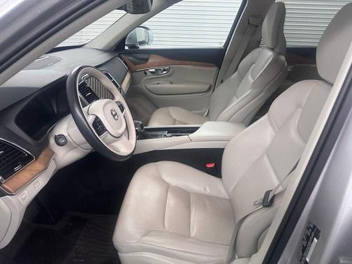 2022 Volvo XC90 T6 Momentum 6 Passenger