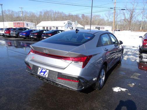 2026 Hyundai ELANTRA SE