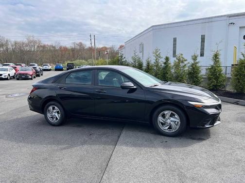 Black 2026 Hyundai ELANTRA SE