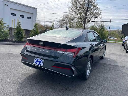 Black 2026 Hyundai ELANTRA SE