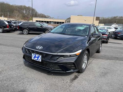 Black 2026 Hyundai ELANTRA SE