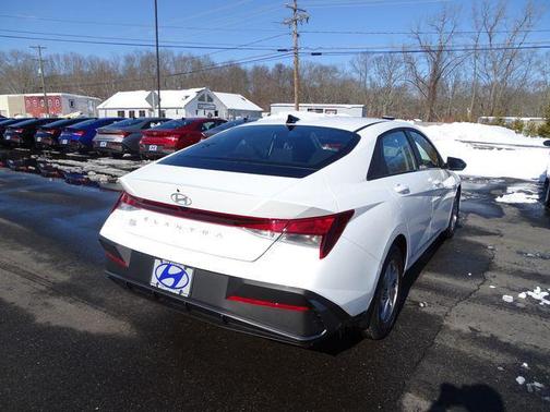 2026 Hyundai ELANTRA SE