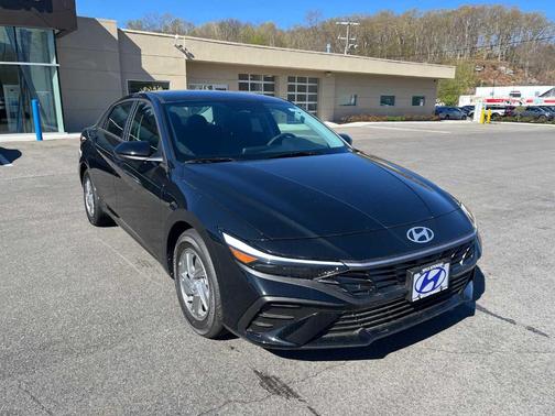 Black 2026 Hyundai ELANTRA SE