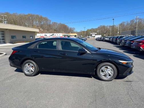 Black 2026 Hyundai ELANTRA SE