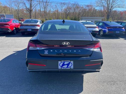 Black 2026 Hyundai ELANTRA SE