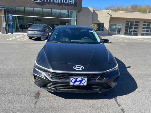 Black 2026 Hyundai ELANTRA SE