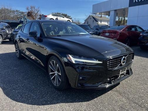 2022 Volvo S60 B5 AWD Momentum