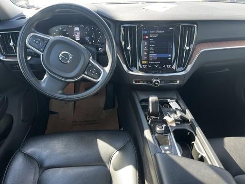 2022 Volvo S60 B5 AWD Momentum