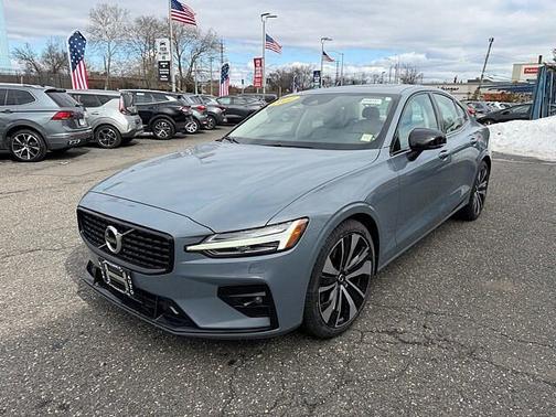 2022 Volvo S60 B5 FWD Momentum