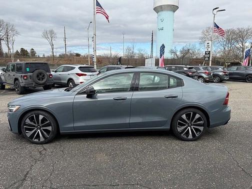 2022 Volvo S60 B5 FWD Momentum