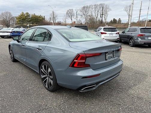 2022 Volvo S60 B5 FWD Momentum