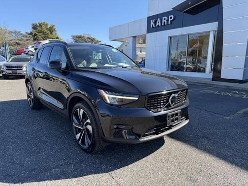 2023 Volvo XC40 B5 AWD Plus Dark