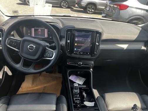 2023 Volvo XC40 B5 AWD Plus Dark