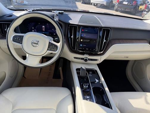 2022 Volvo XC60 B5 AWD Momentum