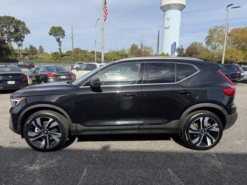 2025 Volvo XC40 B5 Plus Bright Theme