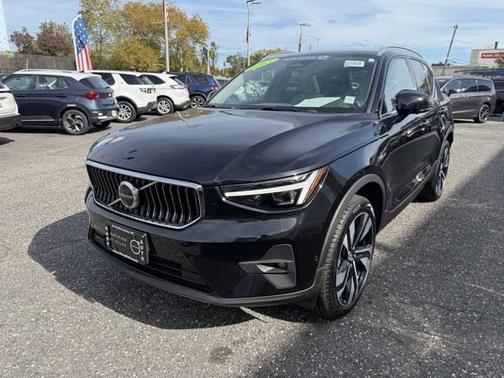 2025 Volvo XC40 B5 Plus Bright Theme