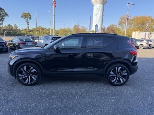 2023 Volvo XC40 B5 AWD Plus Dark