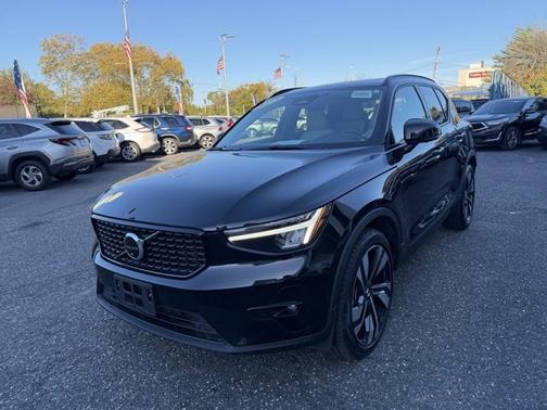 2023 Volvo XC40 B5 AWD Plus Dark