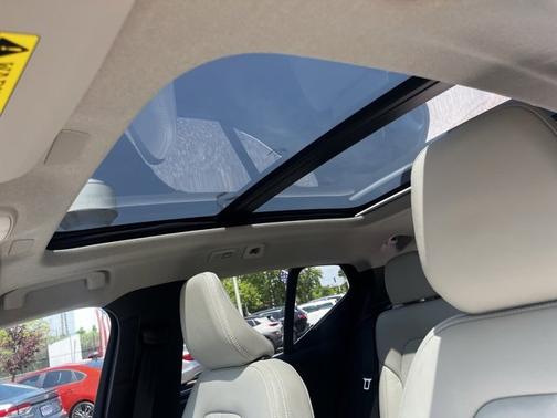 2023 Volvo XC40 B5 AWD Plus Bright