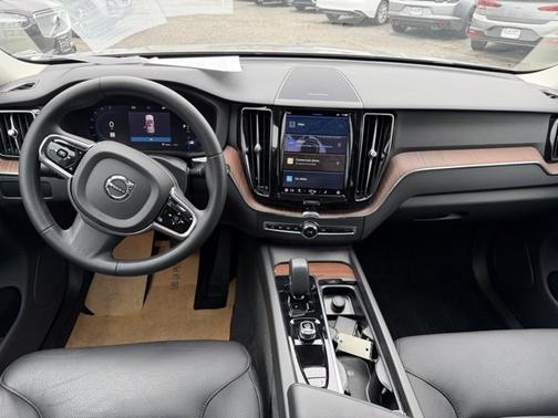 2023 Volvo XC60 B5 AWD Plus Bright