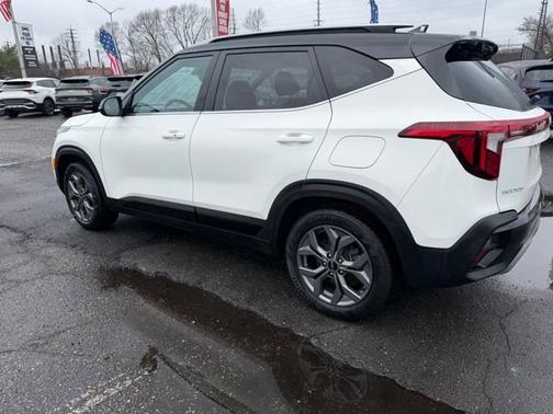 Clear White 2024 Kia Seltos S