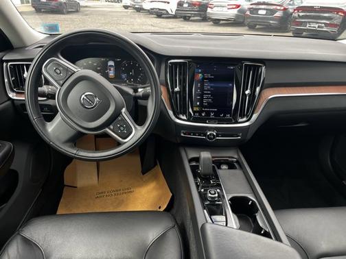 2022 Volvo S60 B5 AWD Momentum
