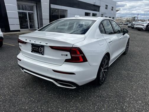 2022 Volvo S60 B5 AWD Momentum