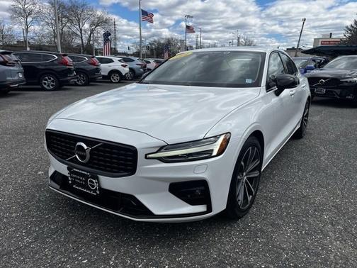 2022 Volvo S60 B5 AWD Momentum