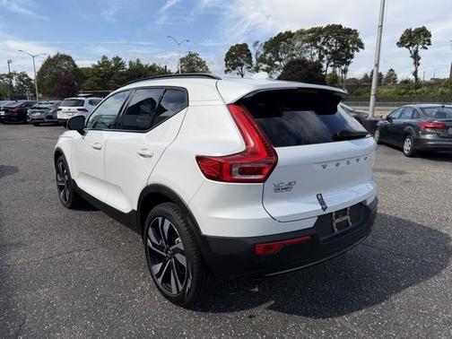 2024 Volvo XC40 B5 Plus Dark