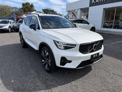 2024 Volvo XC40 B5 Plus Dark