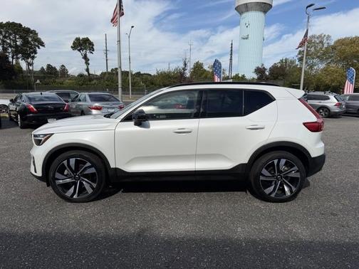 2024 Volvo XC40 B5 Plus Dark