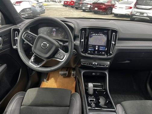2022 Volvo XC40 T5 AWD R-Design