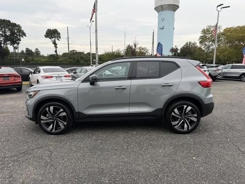 2025 Volvo XC40 B5 Ultra Dark Theme