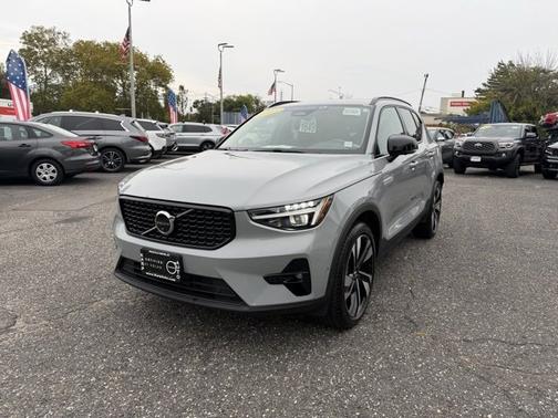 2025 Volvo XC40 B5 Ultra Dark Theme