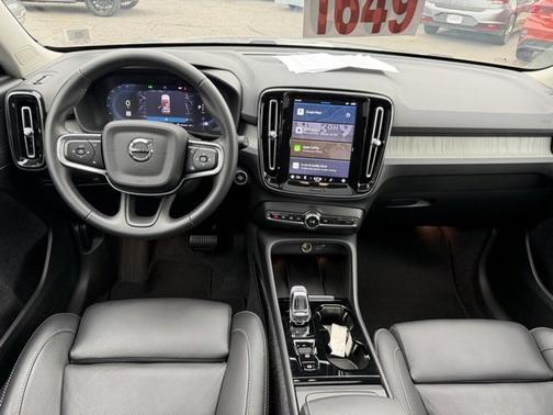 2025 Volvo XC40 B5 Ultra Dark Theme