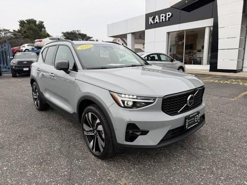 2025 Volvo XC40 B5 Ultra Dark Theme