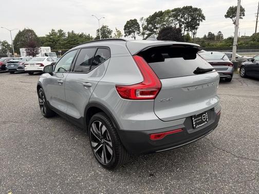 2025 Volvo XC40 B5 Ultra Dark Theme