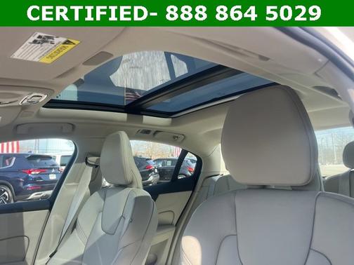 2022 Volvo S60 B5 AWD Momentum