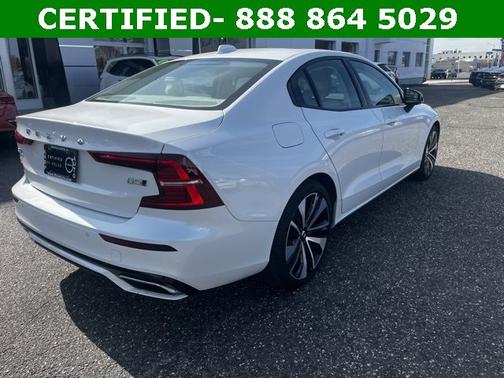 2022 Volvo S60 B5 AWD Momentum