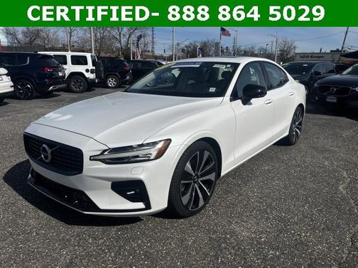 2022 Volvo S60 B5 AWD Momentum