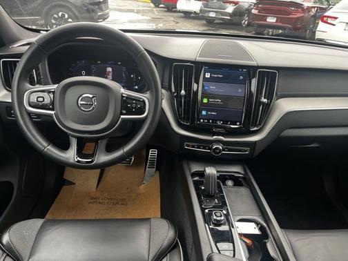 2022 Volvo XC60 B6 AWD R-Design