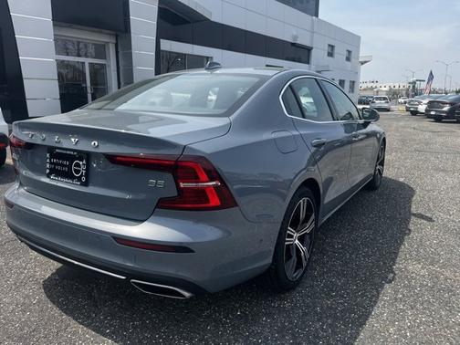 2022 Volvo S60 B5 FWD Inscription
