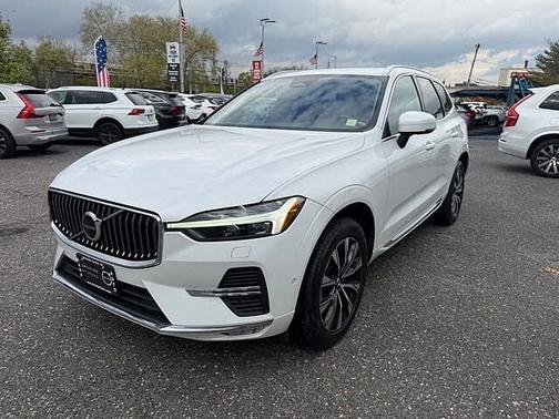 Crystal White 2023 Volvo XC60 Plus