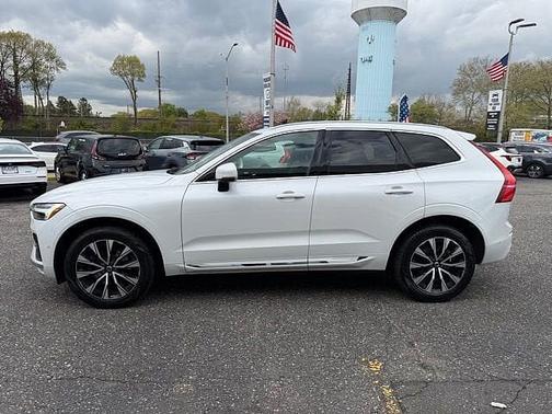 Crystal White 2023 Volvo XC60 Plus