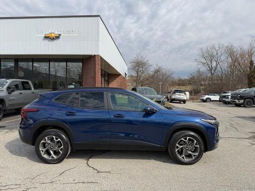 Blue Glow Metallic 2024 Chevrolet Trax LT