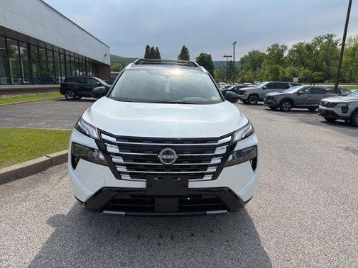 Everest White Pearl/Super Black 2026 Nissan Rogue Platinum